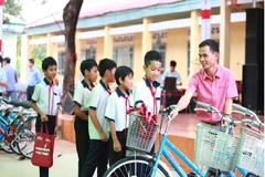 Agribank trao tặng quà cho chương trình “Gieo mầm tri thức”. (Ảnh: Vietnam+)