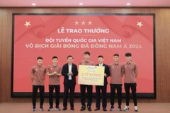 Đại diện Ngân hàng Lộc Phát Việt Nam, ông Đoàn Nguyên Ngọc, Phó Tổng Giám đốc (thứ 3 từ phải sang) trao thưởng 5 tỷ đồng cho Đội tuyển Quốc gia Việt Nam khi giành cúp vô địch ASEAN 2024. (Ảnh: Vietnam+)