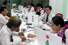 Doanh nghiệp chi lương, người lao động được VPBank tặng bảo hiểm 500 triệu đồng. (Ảnh: Vietnam+)