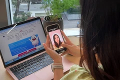 Khách hàng xác thực tài khoản (eKYC) với giải pháp Cake Face Authen. (Ảnh: Vietnam+)