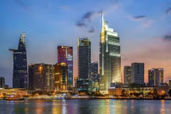 Vietcombank Tower tại Công trường Mê Linh, khu vực từng là cửa ngõ giao thương của Sài Gòn và ngày nay là một trong những lõi tài chính – thương mại quan trọng nhất Thành phố Hồ Chí Minh. (Ảnh: Vietnam+)