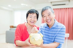 Tiết kiệm ngày đầu năm được coi là may mắn, phát lộc. (Ảnh: Vietnam+)