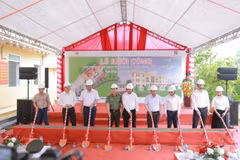 Đại biểu thực hiện công thức khởi công xây dựng Trạm Y tế xã Thụy Hùng, tỉnh Lạng Sơn. (Ảnh: Vietnam+)
