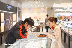 Giá vàng trong nước chiều ngày 2/4 giảm mạnh tới 3,3 triệu đồng mỗi lượng. (Ảnh: Vietnam+)