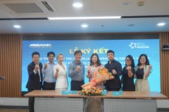 ABBANK và SVF ký thỏa thuận hợp tác Chiến lược toàn diện, phối hợp triển khai cung cấp những hình thức hỗ trợ, thúc đẩy các mô hình kinh doanh bền vững cho doanh nghiệp và các hộ gia đình, đặc biệt là tại các di sản làng nghề truyền thống, từ đó nâng cao chất lượng cuộc sống cộng đồng, tạo sinh kế, đóng góp vào sự phát triển chung của Việt Nam. (Ảnh: Vietnam+)