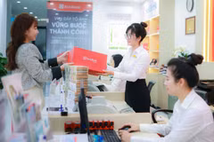 Giao dịch chuyển tiền từ 400 triệu đồng có thể phải chờ 24 giờ. (Ảnh: Vietnam+)