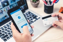 Nhiều ngân hàng thông báo đóng các tài khoản không giao dịch lâu dài, khuyến khích khách hàng kiểm tra và quản lý tài khoản hiệu quả hơn. (Ảnh: Vietnam+)