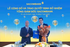 Ông Phan Đình Tuệ - Thành viên Hội đồng quản trị SACOMBANK trao quyết định bổ nhiệm chức vụ Tổng giám đốc cho ông Loic Faussier. (Ảnh: Vietnam+)