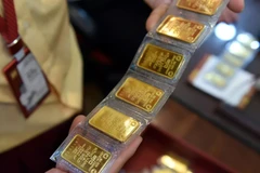 Vàng lao dốc gần 20 triệu đồng/lượng sau cơn sốt kỷ lục. (Ảnh: Vietnam+)