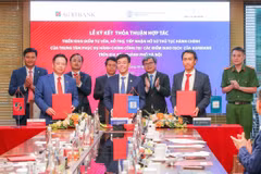 Đại diện 3 bên ký kết Thỏa thuận hợp tác triển khai “Điểm tư vấn, hỗ trợ, tiếp nhận hồ sơ thủ tục hành chính của Trung tâm Phục vụ hành chính công tại các điểm giao dịch của Agribank” dưới sự chứng kiến của đại diện lãnh đạo Ngân hàng Nhà nước Việt Nam, UBND thành phố Hà Nội; đại diện các đơn vị thuộc Bộ Công an. (Ảnh: Vietnam+)