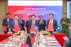 Đại diện 3 bên ký kết Thỏa thuận hợp tác triển khai “Điểm tư vấn, hỗ trợ, tiếp nhận hồ sơ thủ tục hành chính của Trung tâm Phục vụ hành chính công tại các điểm giao dịch của Agribank” dưới sự chứng kiến của đại diện lãnh đạo Ngân hàng Nhà nước Việt Nam, UBND thành phố Hà Nội; đại diện các đơn vị thuộc Bộ Công an. (Ảnh: Vietnam+)