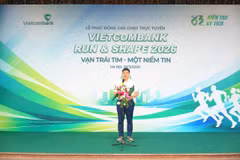 Ông Hồng Quang - Thành viên Hội đồng quản trị, Chủ tịch Công đoàn Vietcombank phát biểu khai mạc giải chạy. (Ảnh: Vietnam+)