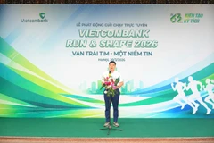 Ông Hồng Quang - Thành viên Hội đồng quản trị, Chủ tịch Công đoàn Vietcombank phát biểu khai mạc giải chạy. (Ảnh: Vietnam+)