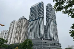 Người dân cho biết nếu đánh thuế tiền gửi tiết kiệm thì dòng tiền có thể sẽ bị chảy sang các lĩnh vực khác như bất động sản, vàng, chứng khoán... (Ảnh: Vietnam+)