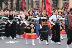 Khối đại diện 54 dân tộc Việt Nam đang tiến vào Lễ đài. (Ảnh: Mai Anh/Vietnam+)