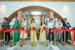  Bà Đoàn Hồng Nhung - Thành viên Ban Điều hành, Giám đốc Khối bán lẻ Vietcombank (thứ 5 từ phải sang) cùng đại diện lãnh đạo Tập đoàn Taseco, Taseco Sài Gòn và đại biểu khách mời cắt băng khánh thành phòng chờ Vietcombank Priority tại Nhà ga T3, Sân bay quốc tế Tân Sơn Nhất, Thành phố Hồ Chí Minh sáng ngày 30/04. (Ảnh: Vietnam+)
