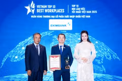 Ông Nguyễn Hướng Minh – Phó TGĐ Eximbank (đứng giữa) nhận giải thưởng “Top 10 nơi làm việc tốt nhất Việt Nam 2025” từ Ban tổ chức. (Ảnh: Vietnam+)
