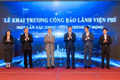 Thứ trưởng Bộ Y tế Trần Văn Thuấn, Cục trưởng Cục Quản lý Khám, chữa bệnh Hà Anh Đức, Giám đốc Sở Y tế thành phố Hồ Chí Minh Tăng Chí Thượng, Giám đốc Bệnh viện Đa khoa Hà Đông Nguyễn Thành Vinh cùng TGĐ Ngân hàng TMCP Sài Gòn - Hà Nội Ngô Thu Hà, đại diện CTCP Phát triển Công nghệ Thẻ Việt bấm nút Khai trương Cổng bảo lãnh viện phí. (Ảnh: Vietnam+)