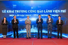 Thứ trưởng Bộ Y tế Trần Văn Thuấn, Cục trưởng Cục Quản lý Khám, chữa bệnh Hà Anh Đức, Giám đốc Sở Y tế thành phố Hồ Chí Minh Tăng Chí Thượng, Giám đốc Bệnh viện Đa khoa Hà Đông Nguyễn Thành Vinh cùng TGĐ Ngân hàng TMCP Sài Gòn - Hà Nội Ngô Thu Hà, đại diện CTCP Phát triển Công nghệ Thẻ Việt bấm nút Khai trương Cổng bảo lãnh viện phí. (Ảnh: Vietnam+)