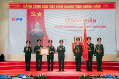 Lãnh đạo MB đón nhận Huân chương Lao động Hạng Ba. (Ảnh: Vietnam+)