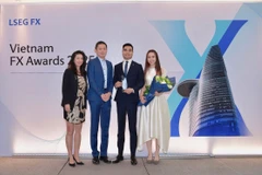 Đại diện Vietcombank (thứ 1 và thứ 2 từ phải sang) nhận giải thưởng FXall Taker. (Ảnh: Vietnam+)