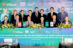 Lãnh đạo các bên tham gia ký kết. (Ảnh: Vietnam+)