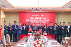 Agribank và Cục Thuế tổ chức Lễ ký kết hợp tác đồng hành hỗ trợ hộ kinh doanh chuyển đổi từ thuế khoán sang thuế kê khai. (Ảnh: Vietnam+)
