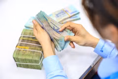 Ngân hàng đồng loạt tăng lãi suất huy động, mặt bằng 8–9%/năm dần xuất hiện. (Ảnh: Vietnam+)