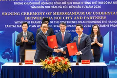 Ông Victor Ngo, Tổng Giám đốc Ngân hàng UOB Việt Nam và ông Nguyễn Ngọc Tú, Giám đốc Sở Tài chính Thành phố Hà Nội tham gia ký kết. (Ảnh: Vietnam+)