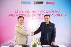 Ông Nguyễn Hữu Quang – CEO Ngân hàng số Cake (phải) và ông Trương Hồng Hoàng - Giám đốc Phát triển kinh doanh ngành hàng dịch vụ của CTCP Đầu Tư Điện Máy Xanh công bố hợp tác mở rộng phân phối dịch vụ nhận tiền quốc tế Cake GlobalX. (Ảnh: Vietnam+)