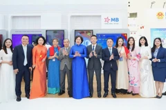 Thống đốc NHNN Nguyễn Thị Hồng chụp ảnh lưu niệm cùng lãnh đạo và cán bộ MB tại Triển lãm thành tựu đất nước A80. (Ảnh: Vietnam+)