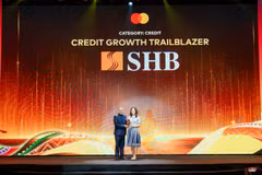 Bà Đoàn Thái Thanh Thủy - Phó Giám đốc Khối ngân hàng bán lẻ SHB nhận giải thưởng từ Mastercard. (Ảnh: Vietnam+)
