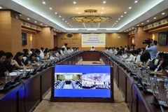 Toàn cảnh hội nghị triển khai các giải pháp ổn định lãi suất tiền gửi, giảm lãi suất cho vay. (Ảnh: Vietnam+)