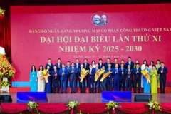 Ông Bùi Thanh Sơn - Ủy viên Ban Chấp hành Trung ương Đảng, Phó Thủ tướng Chính phủ, Bộ trưởng Bộ Ngoại giao cùng các đồng chí Lãnh đạo Đảng ủy Chính phủ, Ngân hàng Nhà nước Việt Nam tặng hoa chúc mừng 28 đồng chí trúng cử Ban Chấp hành Đảng bộ VietinBank khóa XI, nhiệm kỳ 2025 - 2030. (Ảnh: Vietnam+)