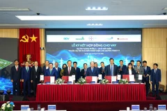 Đại diện các bên ký kết Hợp đồng cho vay Dự án thành phần 1 - Nhà máy điện thuộc Dự án Nhà máy nhiệt điện LNG Quảng Trạch II. (Ảnh: Vietnam+)