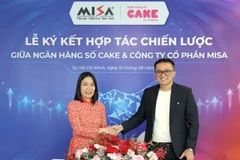 Bà Nguyễn Thị Ngoan - Giám đốc Tài chính MISA kiêm Giám đốc Công ty Cổ phần JETPAY và ông Nguyễn Hữu Quang - CEO Ngân hàng số Cake công bố hợp tác chiến lược giữa hai đơn vị. (Ảnh: Vietnam+)