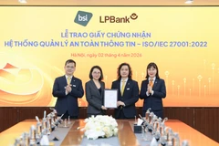 Ông Lưu Danh Đức, Phó Tổng Giám đốc phụ trách Khối CNTT LPBank nhận chứng nhận quốc tế ISO/IEC 27001:2022 từ đại diện của Viện Tiêu chuẩn Anh (BSI). (Ảnh: Vietnam+)