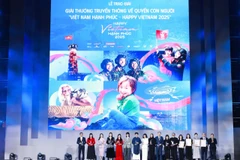 Ông Nguyễn Văn Ngọc (ngoài cùng bên trái), Chánh Văn phòng Quản trị, đại diện LPBank nhận kỷ niệm chương của chương trình Vietnam Happy Fest. (Ảnh: Vietnam+)