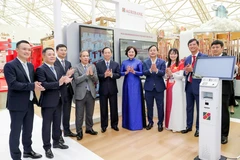 Lãnh đạo Ngân hàng Nhà nước tại khu trưng bày chuyển đổi số của Agribank tại Triển lãm thành tựu đất nước “80 năm hành trình Độc lập – Tự do – Hạnh phúc”. (Ảnh: Vietnam+)