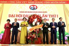 Đồng chí Hồ Đức Phớc - Ủy viên Ban Chấp hành Trung ương Đảng, Ủy viên Ban Thường vụ Đảng ủy, Phó Thủ tướng Chính phủ, Tổ trưởng Tổ chỉ đạo số 5 của Đảng ủy Chính phủ chúc mừng Đại hội Đảng bộ NHNN lần thứ I nhiệm kỳ 2025-2030. (Ảnh: Vietnam+)
