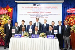 Tại lễ ký kết (từ trái qua phải bàn ký kết) ông Shantanu Chakraborty, Giám đốc Quốc gia của ADB tại Việt Nam; ông Trần Thế Hùng, Tổng Giám đốc Công ty cổ phần Nước Thủ Dầu Một; và ông Shigeo Honzu, Phó Vụ trưởng cao cấp, Vụ Quan hệ đối tác khu vực tư nhân và Tài chính, JICA. (Ảnh: Vietnam+)