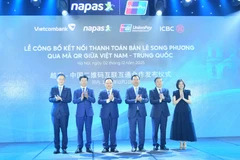 Ngày 02/12/2025, tại Hà Nội, Vietcombank phối hợp với NAPAS, UnionPay International, Ngân hàng Công thương Trung Quốc (ICBC) đã tổ chức Lễ công bố kết nối thanh toán bán lẻ song phương qua mã QR giữa Việt Nam - Trung Quốc. Vietcombank vinh dự được chỉ định làm ngân hàng thanh quyết toán cho các luồng giao dịch song phương - nghĩa là Vietcombank đóng vai trò “nhạc trưởng” đảm bảo tiền từ tài khoản du khách ở nước ngoài được chuyển đổi suôn sẻ sang tài khoản người bán tại Việt Nam. (Ảnh: Vietnam+)