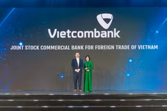 Bà Tô Thị Phương Dung - Trưởng Phòng Chính sách & Kế hoạch nhân sự đại diện Vietcombank nhận cúp "Harmonia" từ Ban tổ chức (ảnh trên) và chụp ảnh lưu niệm cùng đại diện lãnh đạo các đơn vị Vietcombank tham dự sự kiện (ảnh dưới). (Ảnh: Vietnam+)