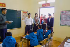 Thầy, trò trong lớp học khang trang của Trường tiểu học thôn Quán Thèn – Công trình do VietinBank tài trợ sửa chữa, nâng cấp. (Ảnh: Vietnam+)