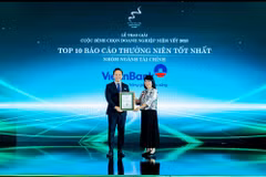 Ông Vương Huy Đông – Phó Ban Thư ký Hội đồng quản trị & Quan hệ cổ đông nhận giải thưởng “Tốp 10 Báo cáo thường niên tốt nhất nhóm ngành Tài chính”. (Ảnh: Vietnam+)