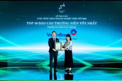 Ông Vương Huy Đông – Phó Ban Thư ký Hội đồng quản trị & Quan hệ cổ đông nhận giải thưởng “Tốp 10 Báo cáo thường niên tốt nhất nhóm ngành Tài chính”. (Ảnh: Vietnam+)