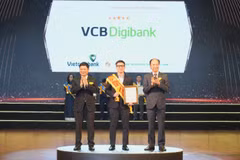 Ông Lê Văn Việt - Phó Trưởng phòng Marketing Bán lẻ, đại diện Vietcombank nhận giải thưởng Sao Khuê dành cho Ngân hàng số VCB Digibank với hạng mục Giải pháp thúc đẩy tiếp cận số. (Ảnh: Vietnam+)
