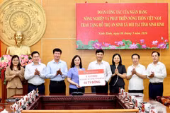 Đồng chí Phạm Toàn Vượng, Tổng Giám đốc và các đồng chí lãnh đạo Agribank trao biển tượng trưng số tiền hỗ trợ cho ngành Y tế Ninh Bình. (Ảnh: Vietnam+)
