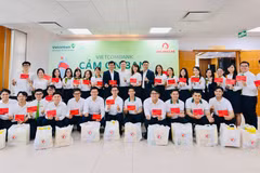 Tập thể cán bộ, người lao động Vietcombank Thành phố Hồ Chí Minh hưởng ứng chương trình hiến máu tình nguyện Chủ Nhật Đỏ năm 2026, đóng góp 222 đơn vị máu cho ngân hàng máu thành phố. (Ảnh: Vietnam+)