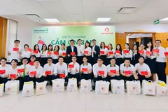 Tập thể cán bộ, người lao động Vietcombank Thành phố Hồ Chí Minh hưởng ứng chương trình hiến máu tình nguyện Chủ Nhật Đỏ năm 2026, đóng góp 222 đơn vị máu cho ngân hàng máu thành phố. (Ảnh: Vietnam+)